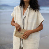 Detalle duster confeccionado con Khadi